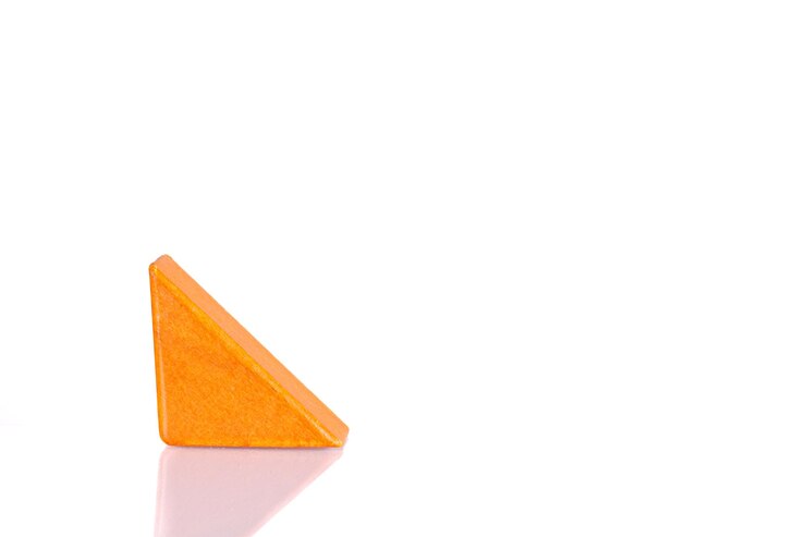 Foto triángulo de madera colores naranja sobre un fondo blanco.