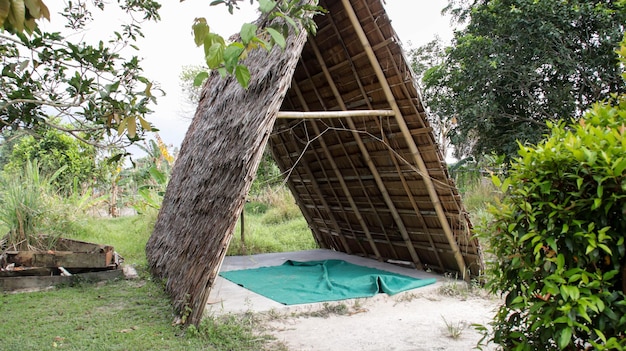 Triângulo palha tradicional ou gazebo nipa um lugar para relaxar com uma atmosfera rural