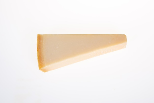 Triángulo parmesano trozo de queso duro aislado sobre fondo blanco.