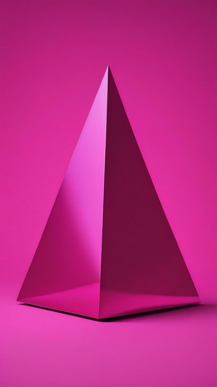 Foto triángulo púrpura sobre un fondo rosado chocante