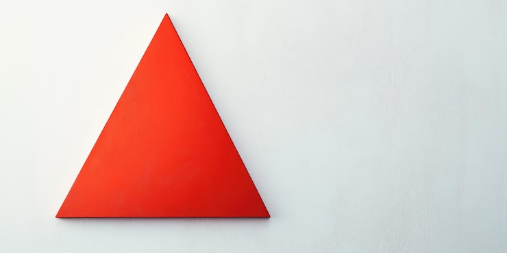 Foto un triángulo que es rojo y tiene un triángulo en él
