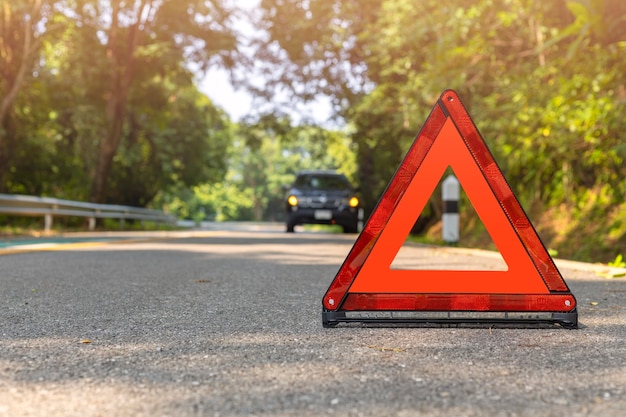 Triángulo rojo, señal de parada de emergencia roja, símbolo de emergencia rojo y parada de automóvil negra y estacionamiento en la carretera.