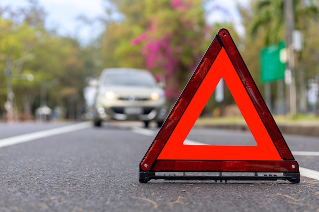 Triángulo rojo, señal de parada de emergencia roja, símbolo de emergencia rojo y parada y estacionamiento en la carretera.