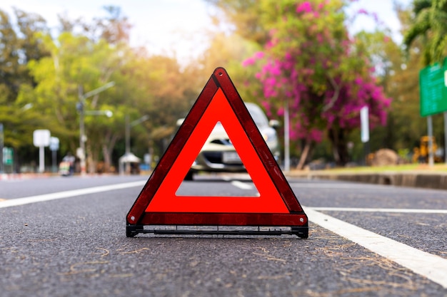 Foto triângulo vermelho, placa vermelha de parada de emergência