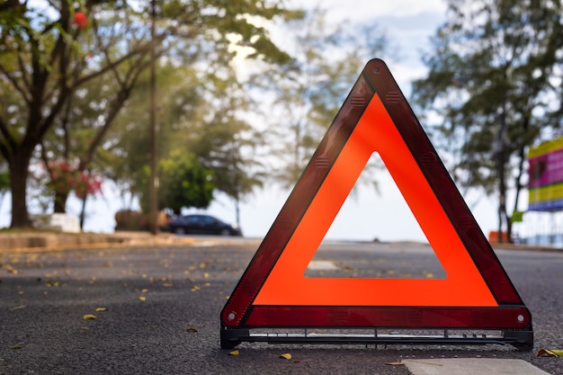 Triângulo vermelho, sinal vermelho de parada de emergência, símbolo vermelho de emergência na estrada.
