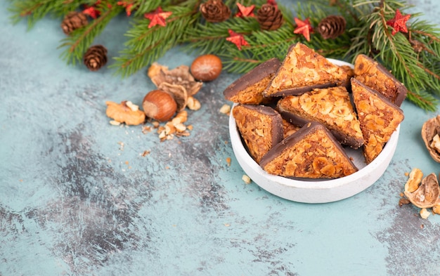 Triángulos de esquina de nueces dulces tradicionales alemanes llamados Nussecke cubiertos con chocolate navideño