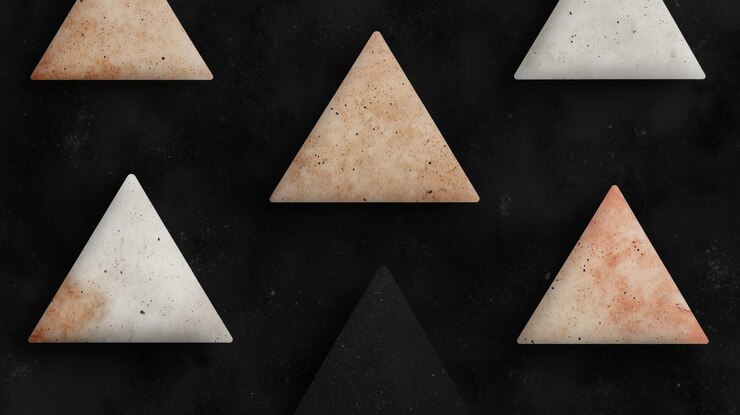Foto triángulos geométricos de piedra sobre fondo negro en el diseño minimalista moderno