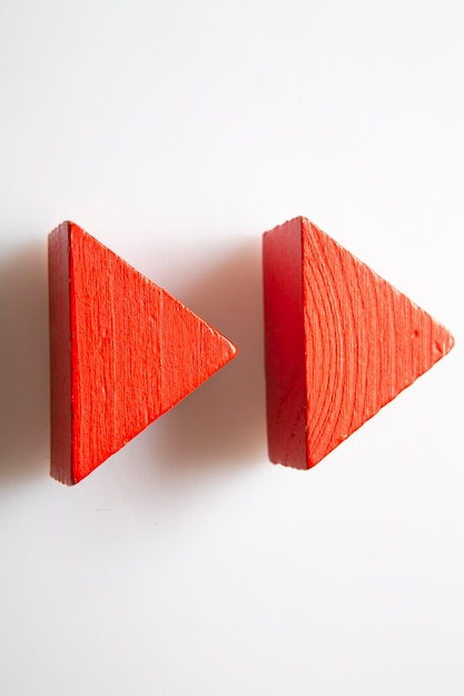 Triángulos rojos en forma de rebobinado