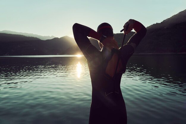 Foto triathlon-athletin beginnt schwimmtraining am see