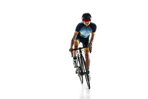 Foto triatlo atleta masculino, treino de ciclismo isolado no branco