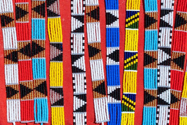 Tribal Masai bunte Armbänder zum Verkauf für Touristen auf dem Strandmarkt in der Nähe der Insel Sansibar Tansania Afrika