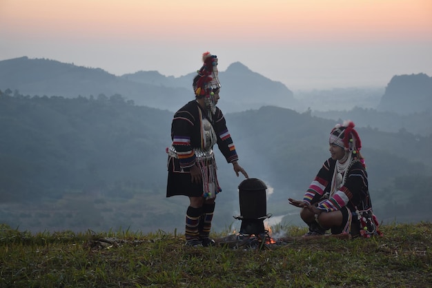 Foto tribu akha cocinando en la montaña por la mañana