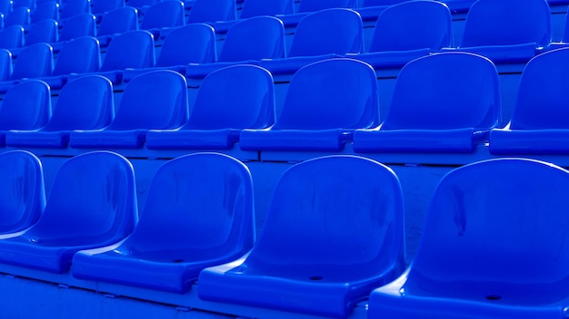 Tribünen in einem Sportstadion Blaue Sitze in einer Reihe