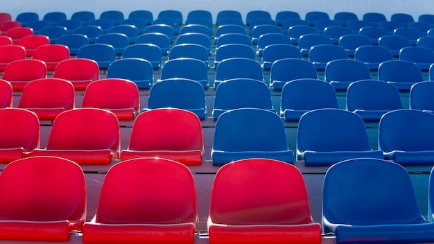 Tribünen in einem Sportstadion Rote und blaue Sitze in einem großen Straßenstadion
