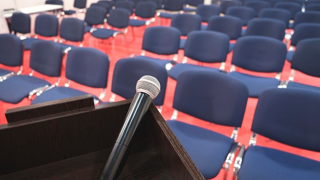 Tribuna com microfone no interior de uma sala de conferências da moderna sala de conferências Cadeiras na sala de conferências