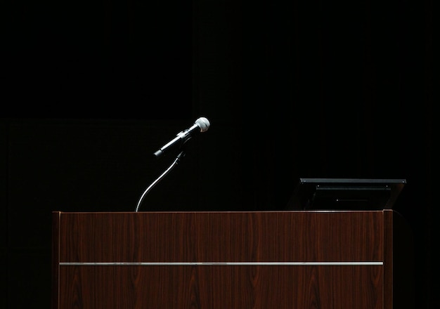 Tribuna de madeira com microfone
