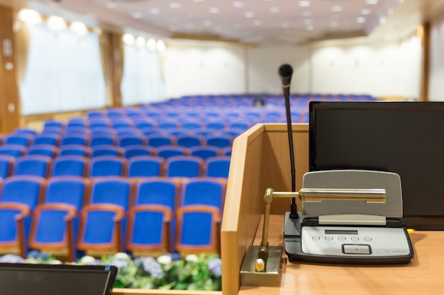 Foto tribuna na sala de conferências