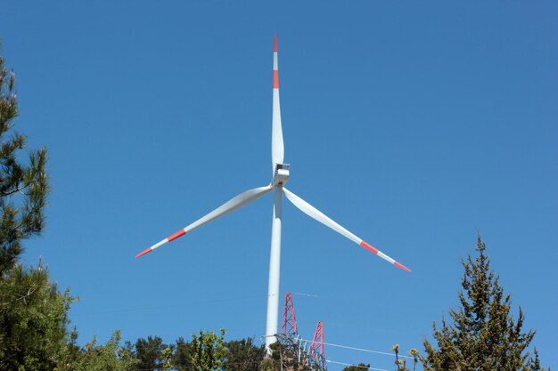 Tribuna del viento en el cielo azul Energía sostenible