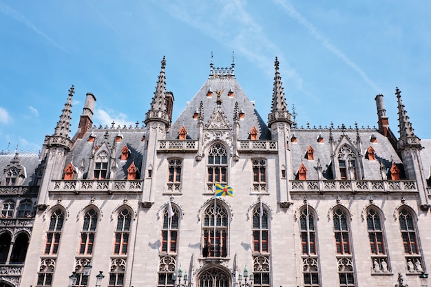 Tribunal Provincial de Brujas en la plaza del mercado en Brujas, Bélgica