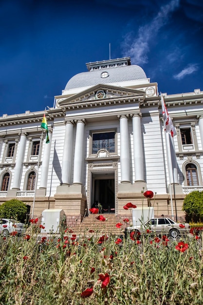 El Tribunal Supremo de Bolivia en Sucre se encuentra en Sucre, la capital constitucional de Bolivia.