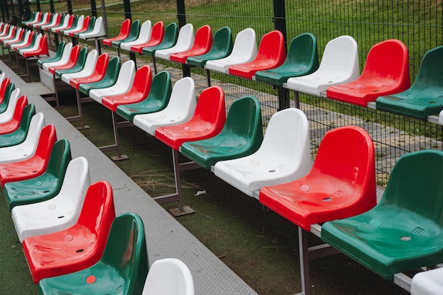 Tribunas en el estadio. Patio de juegos. Muchas sillas.