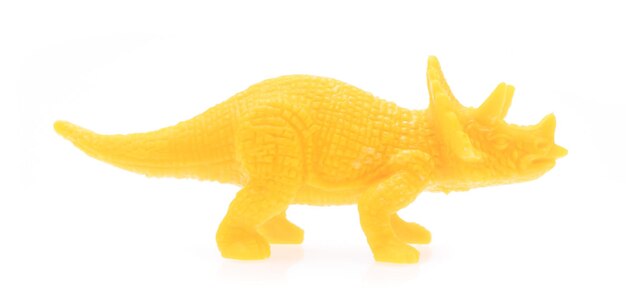 Foto tricerátops feito de plástico. brinquedo de dinossauro isolado no fundo branco