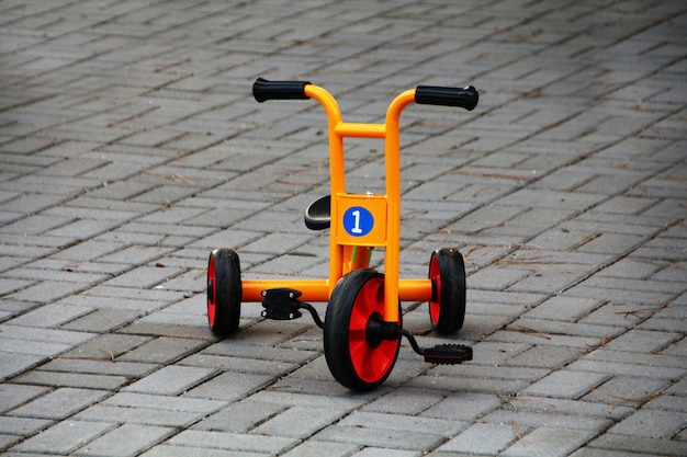 triciclo de juegos naranja