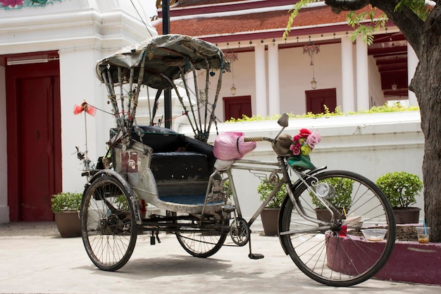 Triciclo retro vintage o rickshaw de estilo tailandés frente a la puerta de Wat Songtham Worawihan el 9 de agosto de 2017 en Samut Prakan Tailandia