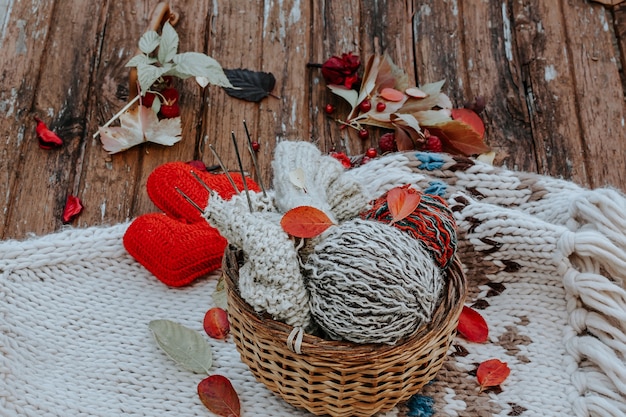 Tricô de outono de roupas quentes bolas de lã de agulhas de tricô corações de malha coisas selfmade com ...
