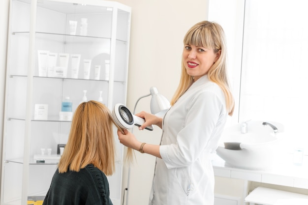 Tricologista examinando o cabelo de um paciente