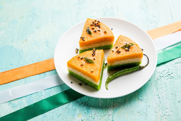 Tricolor o tiranga khaman Dhokla para la celebración del Día de la Independencia o la República con los colores de la bandera india