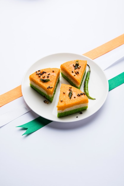 Tricolor o tiranga khaman Dhokla para la celebración del Día de la Independencia o la República con los colores de la bandera india