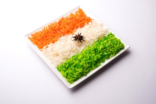 Tricolor Tiranga Reis für die indische Republik und den Tag der Unabhängigkeit, serviert in einer Keramikplatte, selektiver Fokus