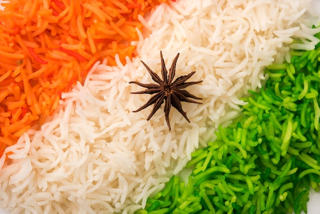 Tricolor Tiranga Reis für die indische Republik und den Tag der Unabhängigkeit, serviert in einer Keramikplatte, selektiver Fokus