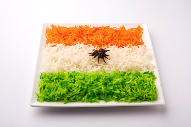 Tricolor Tiranga Reis für die indische Republik und den Tag der Unabhängigkeit, serviert in einer Keramikplatte, selektiver Fokus