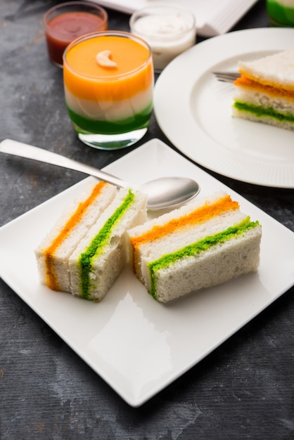 Tricolor Tiranga-Sandwich mit orangefarbenem und grünem Chutney, perfektes Bild für den Gruß der indischen Republik oder des Unabhängigkeitstages