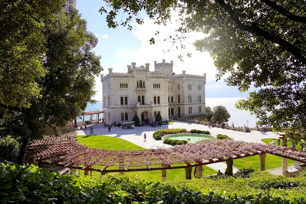 TRIESTE ITALIA 24 DE ABRIL DE 2022 Escorzo con el Castillo de Miramare Trieste Italia