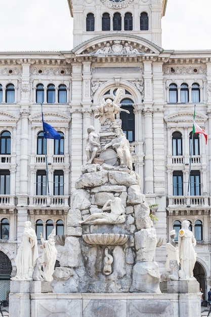 Triester Rathaus und Brunnen mit vier Kontinenten in Italien