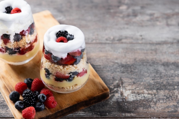 Trifle Dessert mit Beeren und Sahne