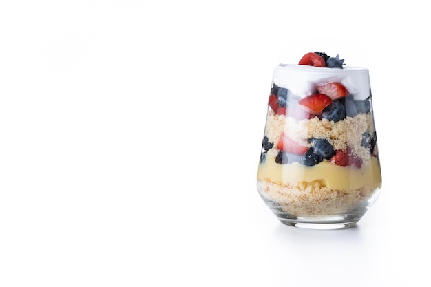 Trifle postre con bayas y crema aislado sobre fondo blanco.