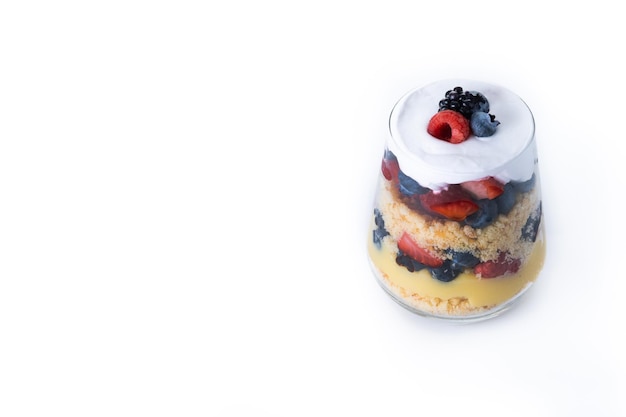 Trifle sobremesa com frutas e creme isolado no fundo branco