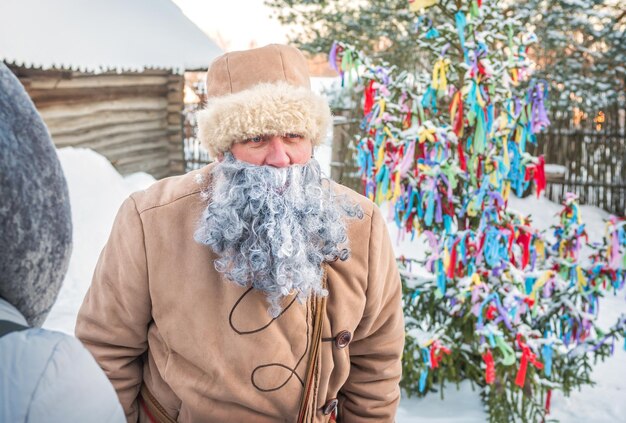 Trifon der bärtige Väterchen Frost und wie man den Weihnachtsbaum bündelt das Dorf der Katskari-Leute das Dorf Martynovo