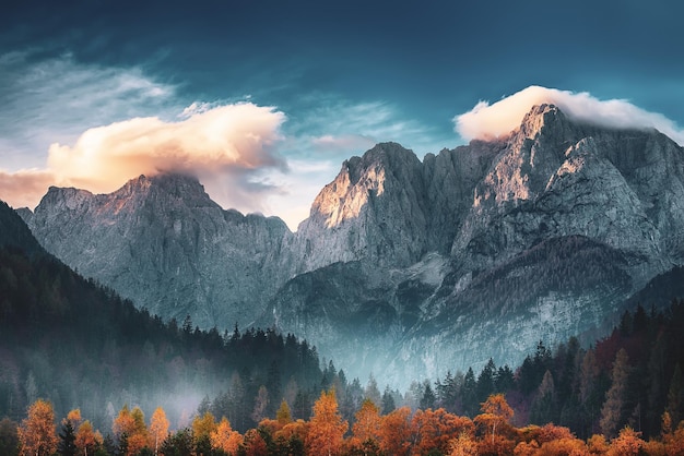 Triglav-Gipfel bei Sonnenaufgang mit schönen Wolken im Morgenlicht Nationalpark Sloweniens Triglav