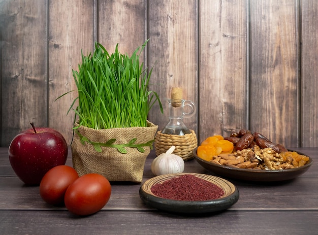 Trigo festivo de Navruz con una cinta roja la fiesta tradicional del equinoccio vernal Nowruz