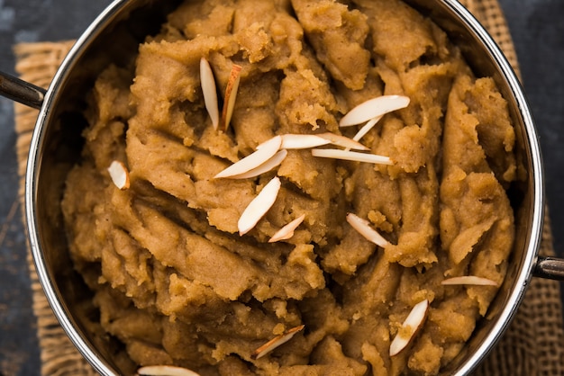 Trigo Laapsi, Lapsi, Shira, Halwa é um prato doce indiano feito de trigo partido ou pedaços de Daliya e ghee junto com nozes, passas e frutas secas. É um alimento saudável.