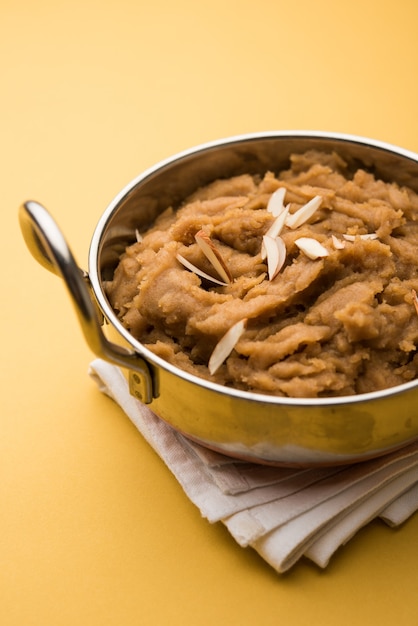 Trigo Laapsi, Lapsi, Shira, Halwa é um prato doce indiano feito de trigo partido ou pedaços de Daliya e ghee junto com nozes, passas e frutas secas. É um alimento saudável.
