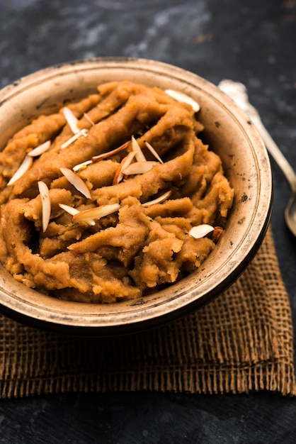 Trigo Laapsi, Lapsi, Shira, Halwa é um prato doce indiano feito de trigo partido ou pedaços de Daliya e ghee junto com nozes, passas e frutas secas. É um alimento saudável.