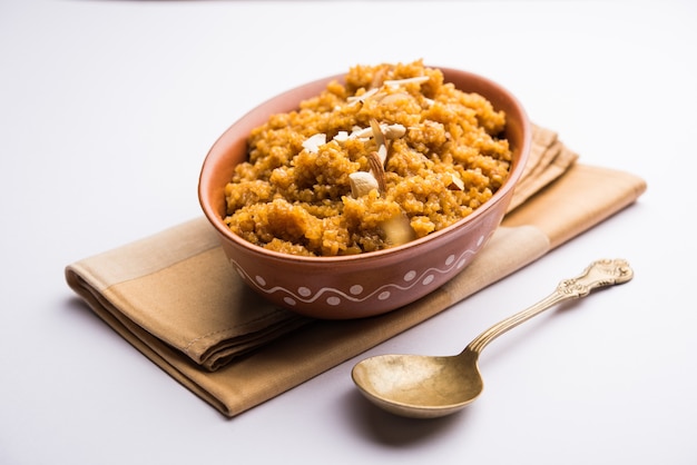 Trigo Laapsi o Lapsi o Shira o Halwa es un plato dulce indio hecho de trigo partido o trozos de Daliya y ghee junto con nueces, pasas y frutos secos.