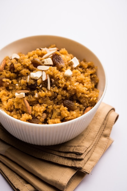 Trigo Laapsi o Lapsi o Shira o Halwa es un plato dulce indio hecho de trigo partido o trozos de Daliya y ghee junto con nueces, pasas y frutos secos.