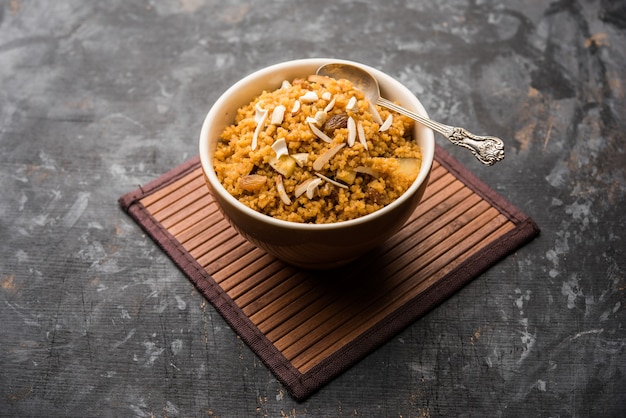 Trigo Laapsi o Lapsi o Shira o Halwa es un plato dulce indio hecho de trigo partido o trozos de Daliya y ghee junto con nueces, pasas y frutos secos.